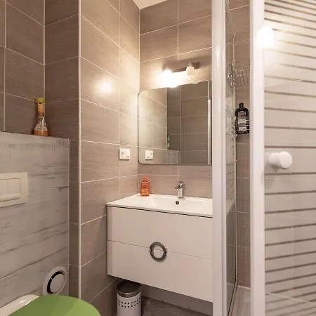 Mitoyen Avec Terrasse Et Parking A - Fr-1-401-269