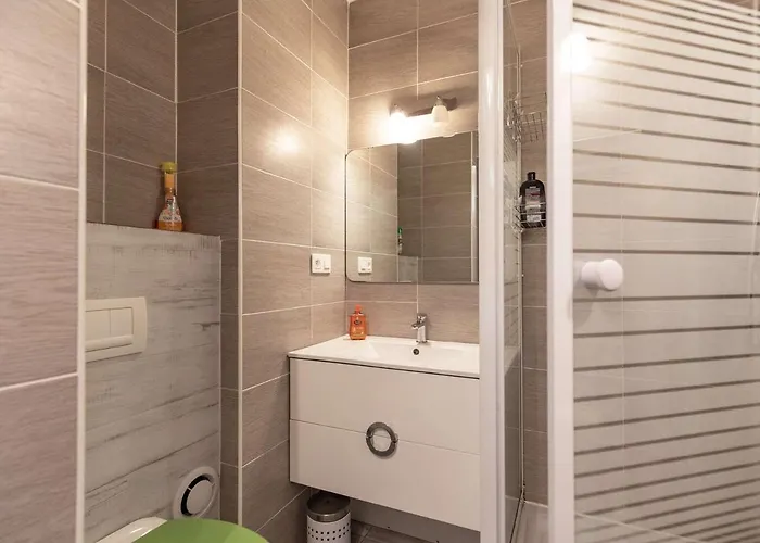 Mitoyen Avec Terrasse Et Parking A - Fr-1-401-269